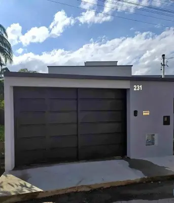 Imagem de Casa Aconchegante com Espaço Externo e Garagem na Colônia!