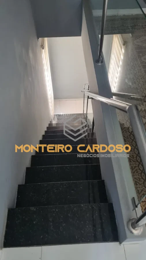 Imagem de Prédio Comercial Com Energia Solar