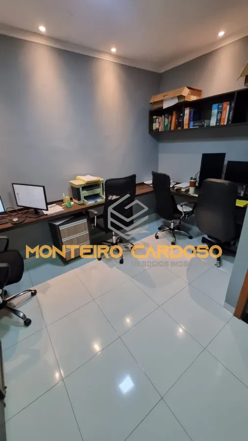 Imagem de Prédio Comercial Com Energia Solar