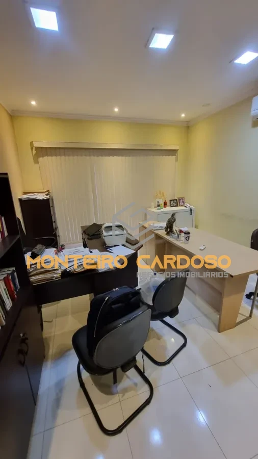 Imagem de Prédio Comercial Com Energia Solar