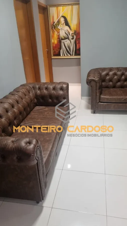 Imagem de Prédio Comercial Com Energia Solar