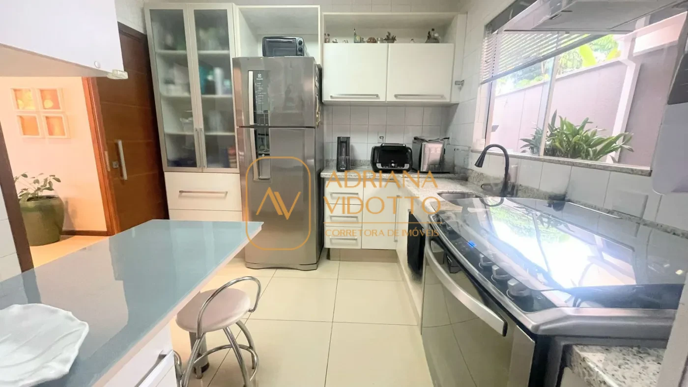 Imagem de Excelente casa em condomínio com 3 quartos, sendo 1 suíte,  piscina, quintal, area gourmet, jardim