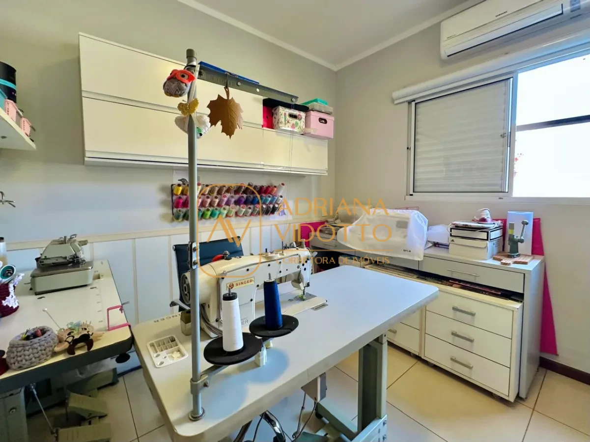 Imagem de Excelente casa em condomínio com 3 quartos, sendo 1 suíte,  piscina, quintal, area gourmet, jardim