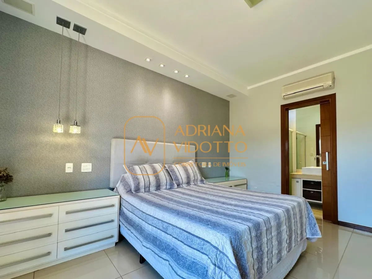 Imagem de Excelente casa em condomínio com 3 quartos, sendo 1 suíte,  piscina, quintal, area gourmet, jardim