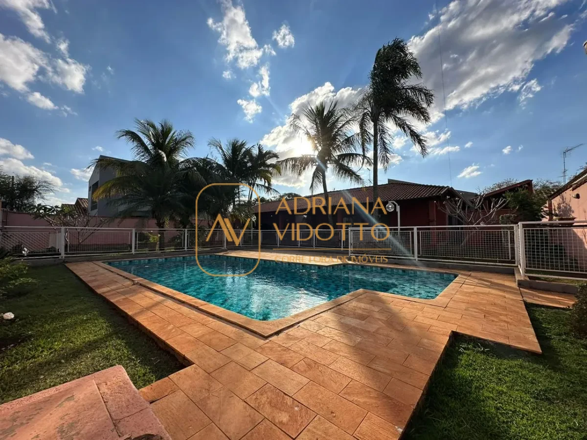 Imagem de Casa à Venda no Condomínio Flamboyants com estilo de chácara com piscina, 3 quartos, e muito quintal