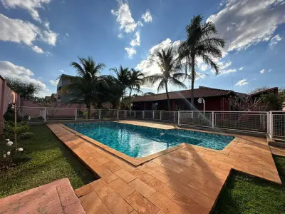 Imagem de Casa à Venda no Condomínio Flamboyants com estilo de chácara com piscina, 3 quartos, e muito quintal