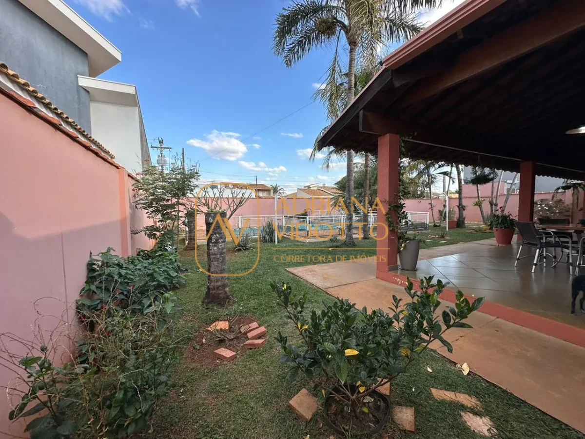 Imagem de Casa à Venda no Condomínio Flamboyants com estilo de chácara com piscina, 3 quartos, e muito quintal