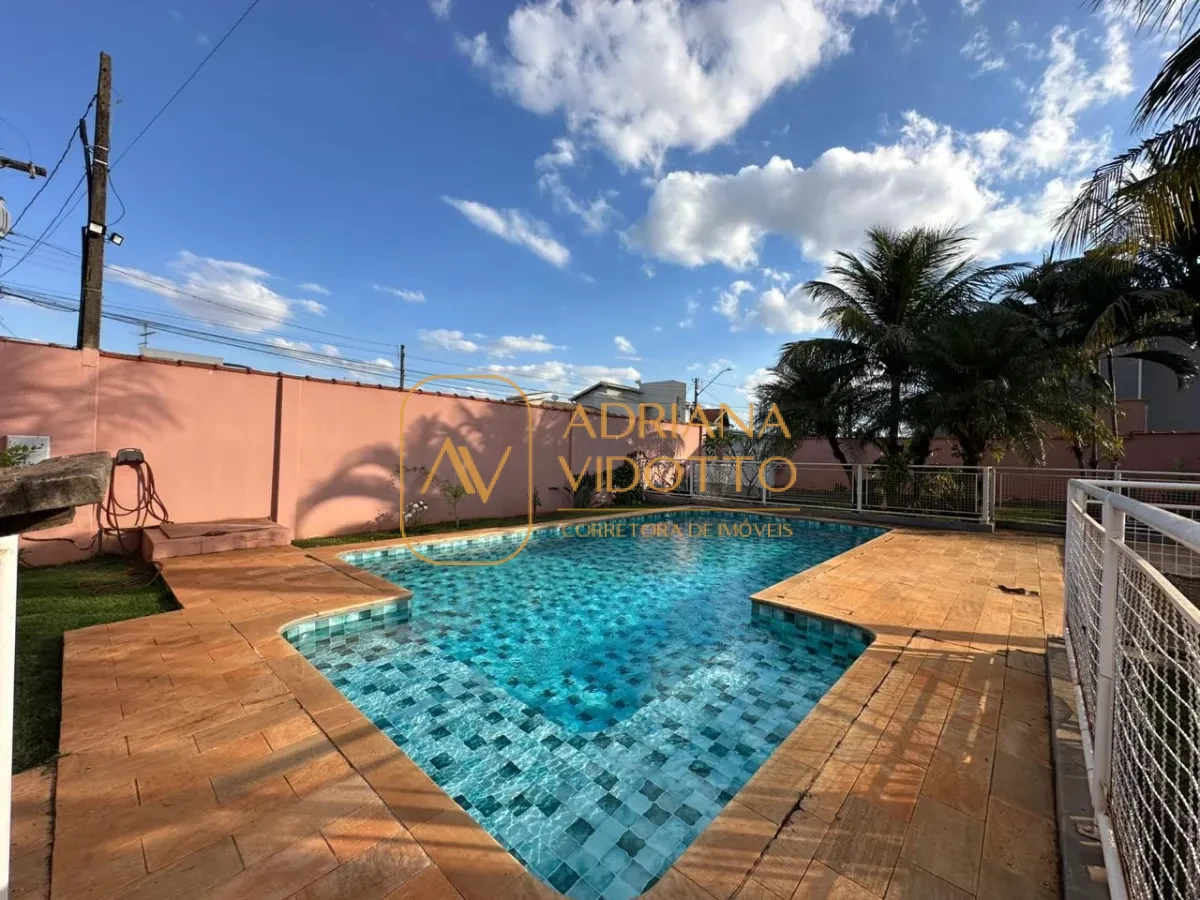 Imagem de Casa à Venda no Condomínio Flamboyants com estilo de chácara com piscina, 3 quartos, e muito quintal