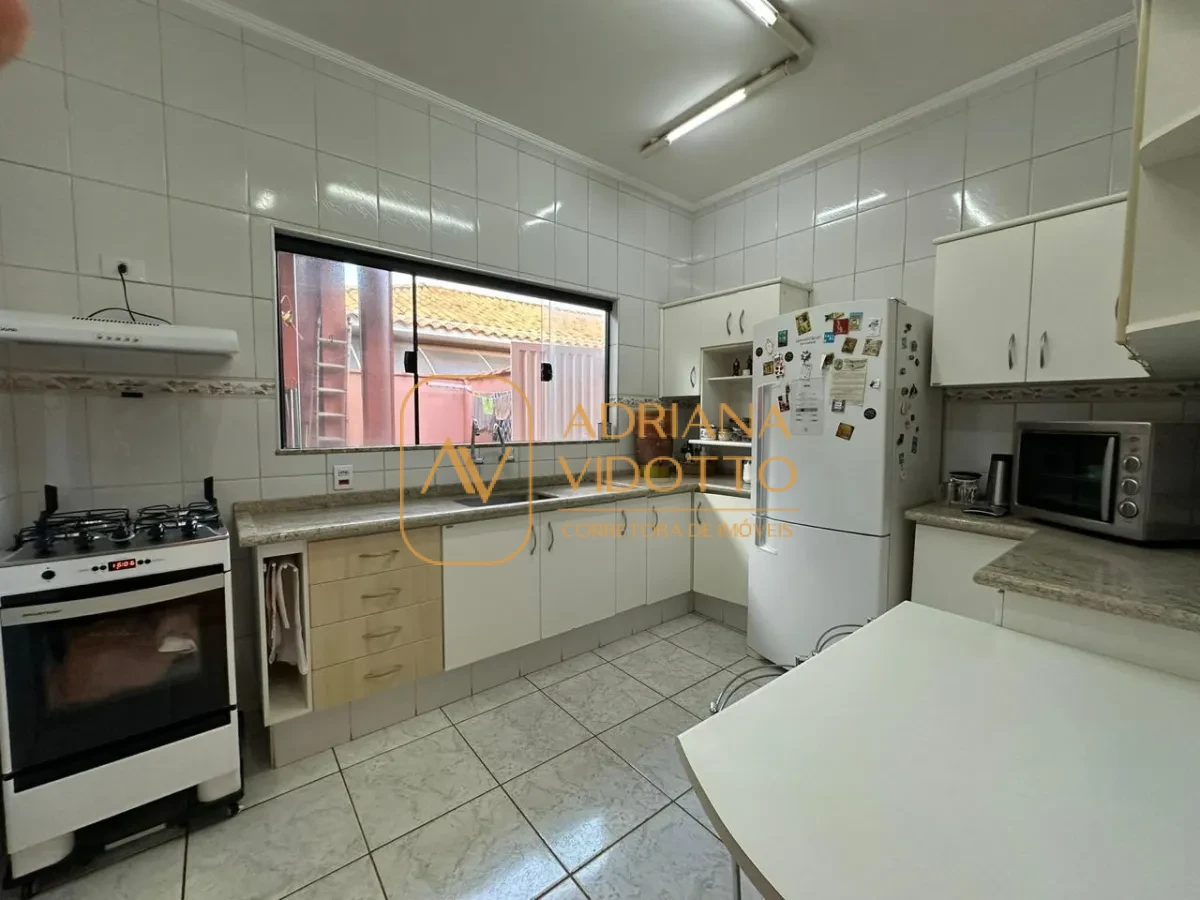 Imagem de Casa à Venda no Condomínio Flamboyants com estilo de chácara com piscina, 3 quartos, e muito quintal