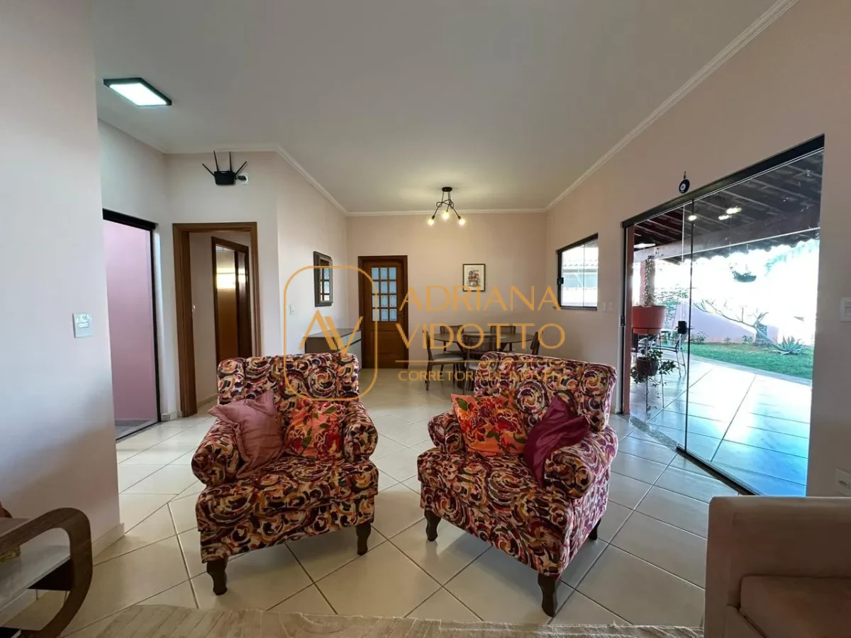 Imagem de Casa à Venda no Condomínio Flamboyants com estilo de chácara com piscina, 3 quartos, e muito quintal