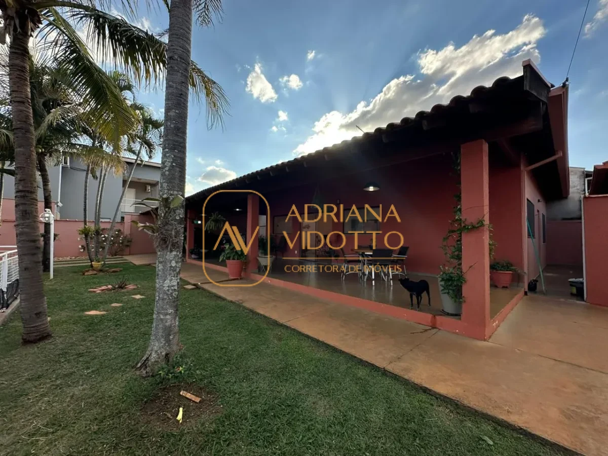Imagem de Casa à Venda no Condomínio Flamboyants com estilo de chácara com piscina, 3 quartos, e muito quintal