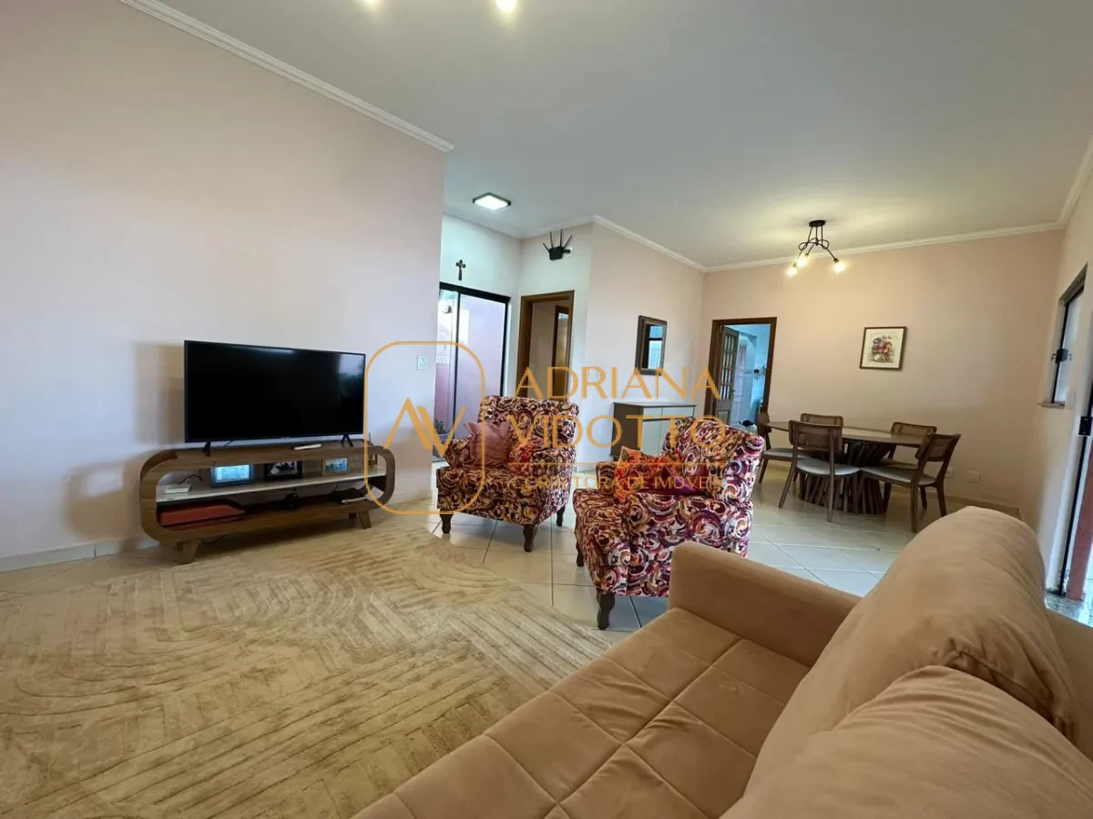 Imagem de Casa à Venda no Condomínio Flamboyants com estilo de chácara com piscina, 3 quartos, e muito quintal