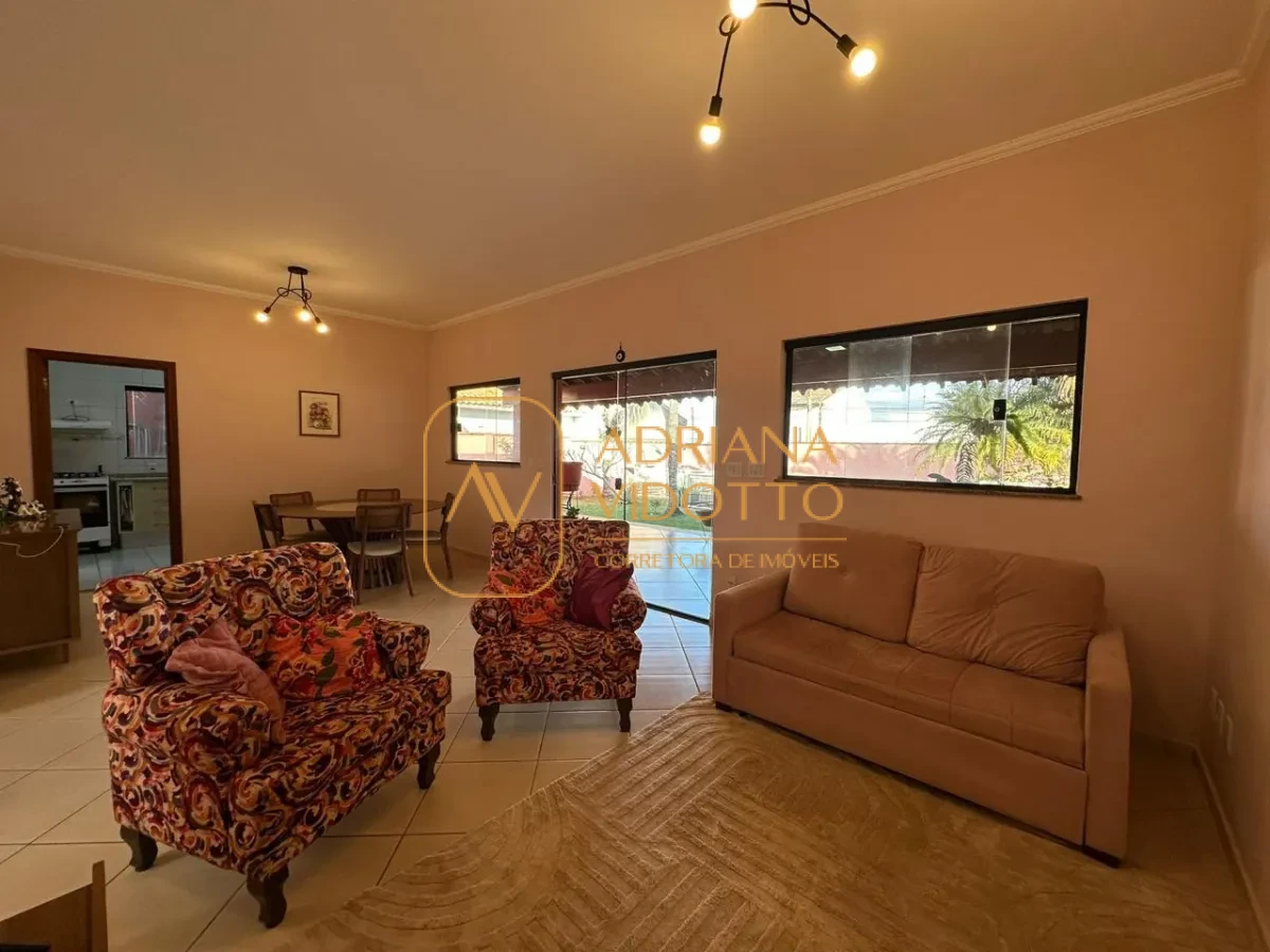 Imagem de Casa à Venda no Condomínio Flamboyants com estilo de chácara com piscina, 3 quartos, e muito quintal