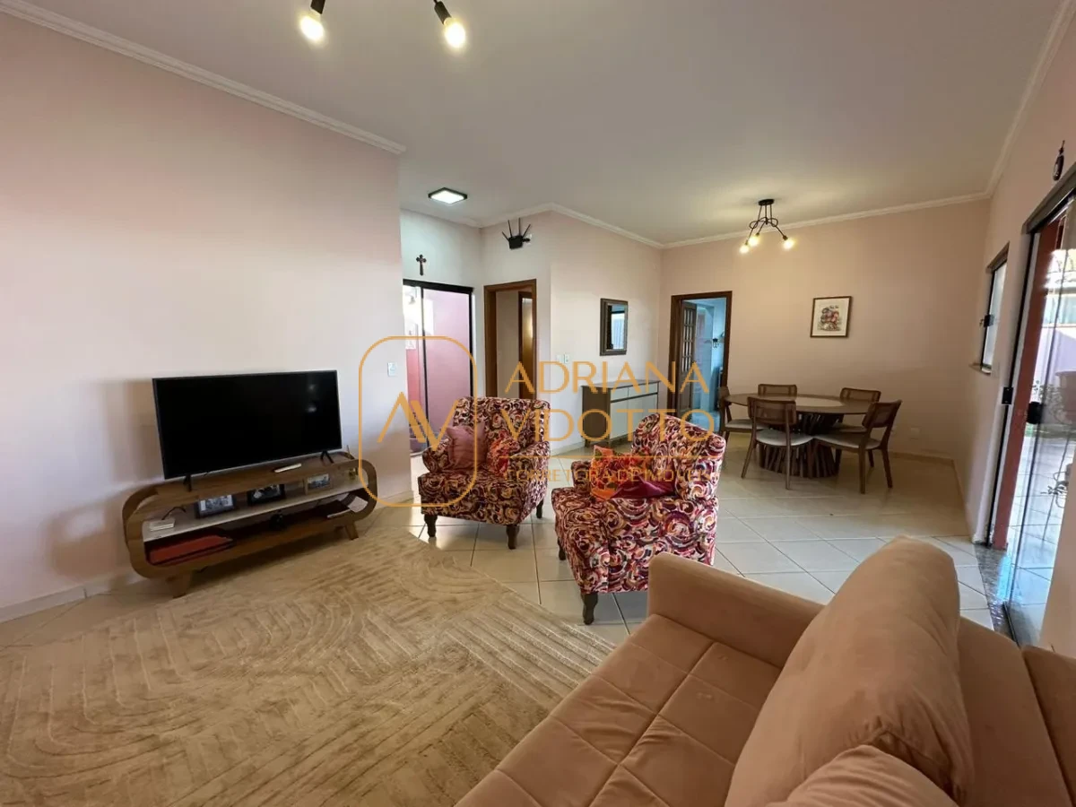 Imagem de Casa à Venda no Condomínio Flamboyants com estilo de chácara com piscina, 3 quartos, e muito quintal