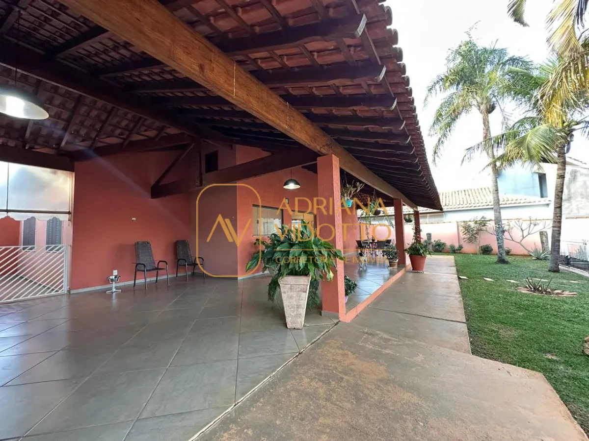 Imagem de Casa à Venda no Condomínio Flamboyants com estilo de chácara com piscina, 3 quartos, e muito quintal