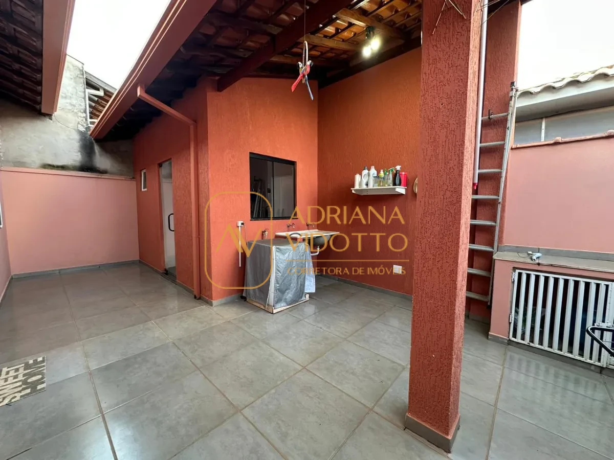 Imagem de Casa à Venda no Condomínio Flamboyants com estilo de chácara com piscina, 3 quartos, e muito quintal