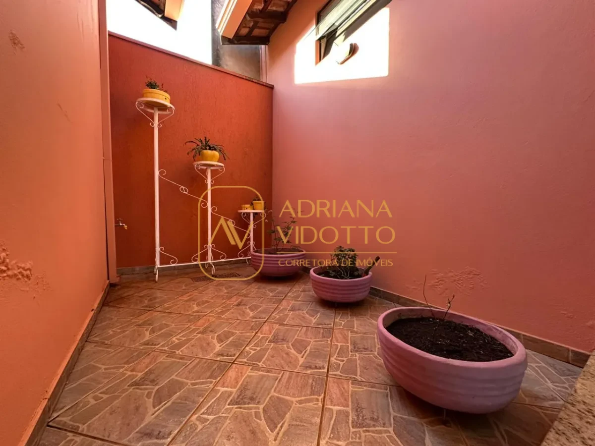 Imagem de Casa à Venda no Condomínio Flamboyants com estilo de chácara com piscina, 3 quartos, e muito quintal