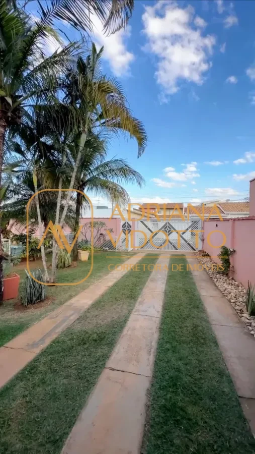 Imagem de Casa à Venda no Condomínio Flamboyants com estilo de chácara com piscina, 3 quartos, e muito quintal