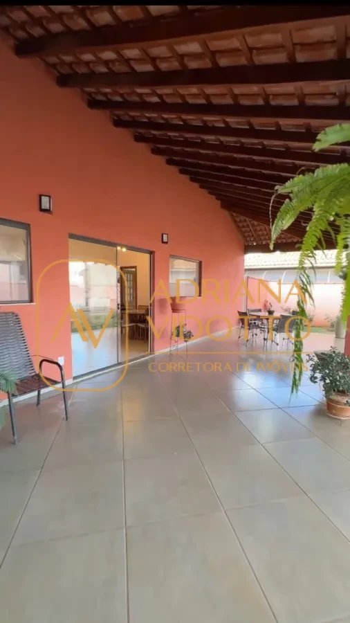 Imagem de Casa à Venda no Condomínio Flamboyants com estilo de chácara com piscina, 3 quartos, e muito quintal