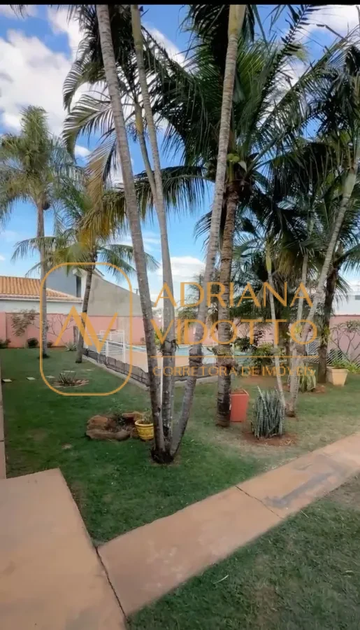 Imagem de Casa à Venda no Condomínio Flamboyants com estilo de chácara com piscina, 3 quartos, e muito quintal