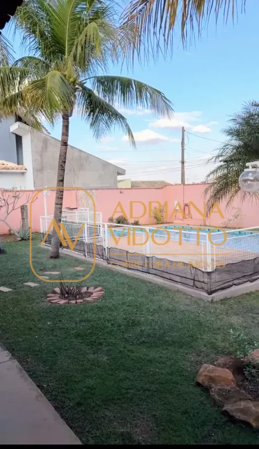 Imagem de Casa à Venda no Condomínio Flamboyants com estilo de chácara com piscina, 3 quartos, e muito quintal