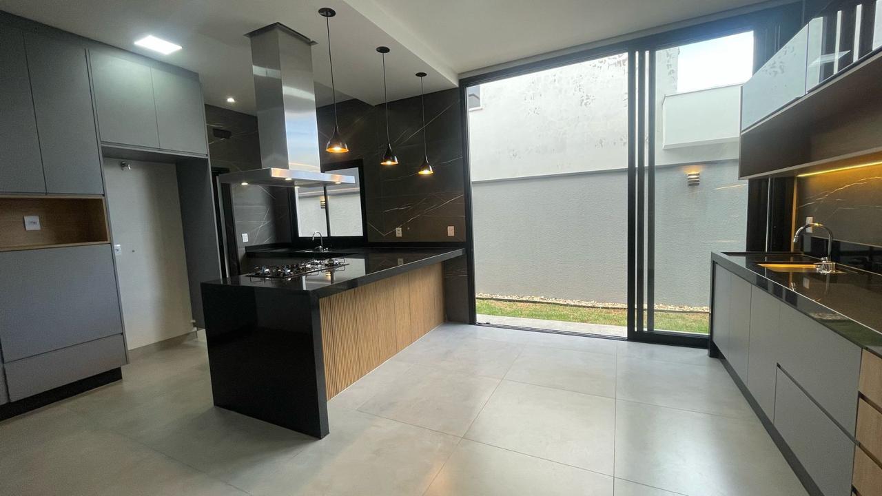 Imagem de CASA NOVA NO CONDOMÍNIO VILLAGE DAMHA III COM 3 SUITES E ÁREA GOURMET