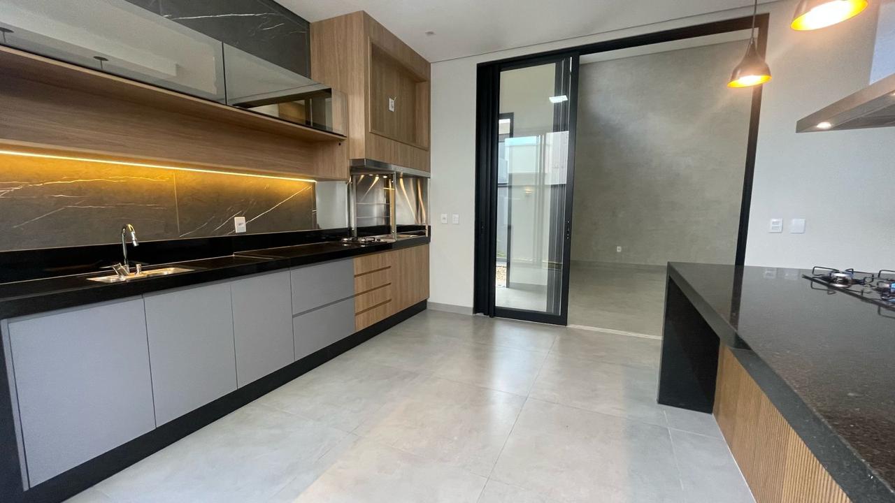 Imagem de CASA NOVA NO CONDOMÍNIO VILLAGE DAMHA III COM 3 SUITES E ÁREA GOURMET