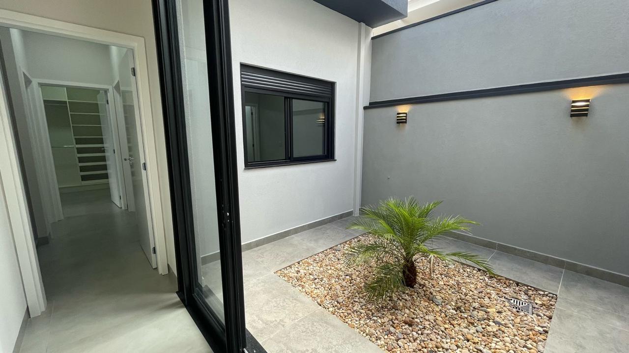 Imagem de CASA NOVA NO CONDOMÍNIO VILLAGE DAMHA III COM 3 SUITES E ÁREA GOURMET