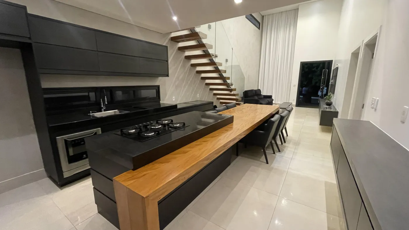 Imagem de CASA DE CONDOMÍNIO COM 3 SUÍTES, SENDO UMA MASTER COM BANHEIRA, ÁREA GOURMET COM PISCINA