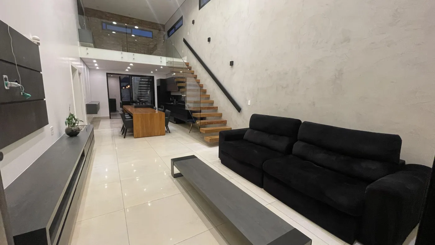 Imagem de CASA DE CONDOMÍNIO COM 3 SUÍTES, SENDO UMA MASTER COM BANHEIRA, ÁREA GOURMET COM PISCINA