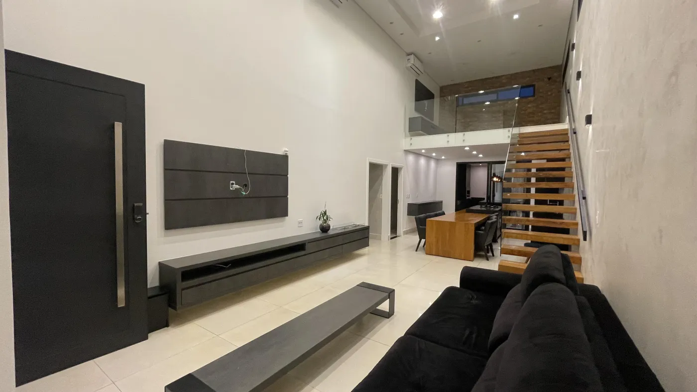 Imagem de CASA DE CONDOMÍNIO COM 3 SUÍTES, SENDO UMA MASTER COM BANHEIRA, ÁREA GOURMET COM PISCINA