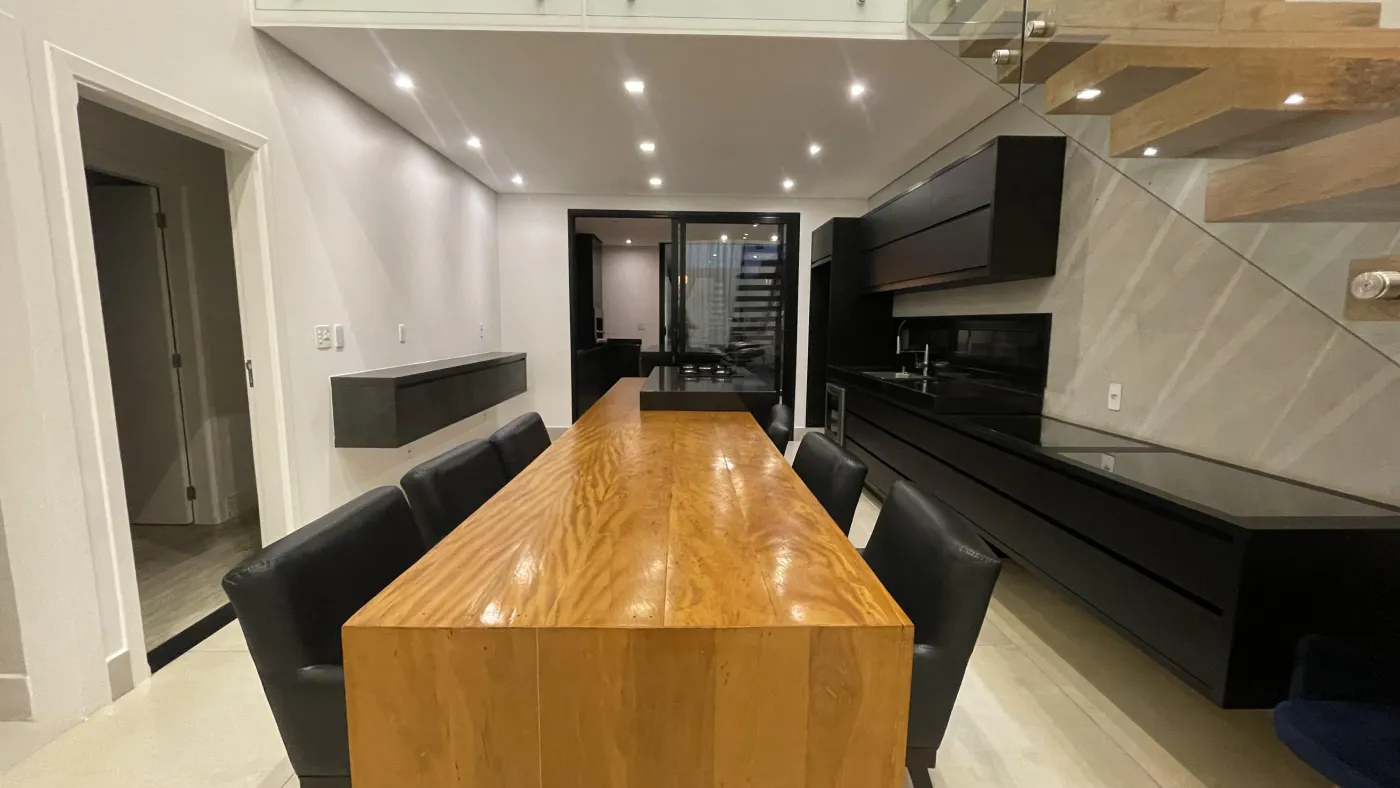 Imagem de CASA DE CONDOMÍNIO COM 3 SUÍTES, SENDO UMA MASTER COM BANHEIRA, ÁREA GOURMET COM PISCINA