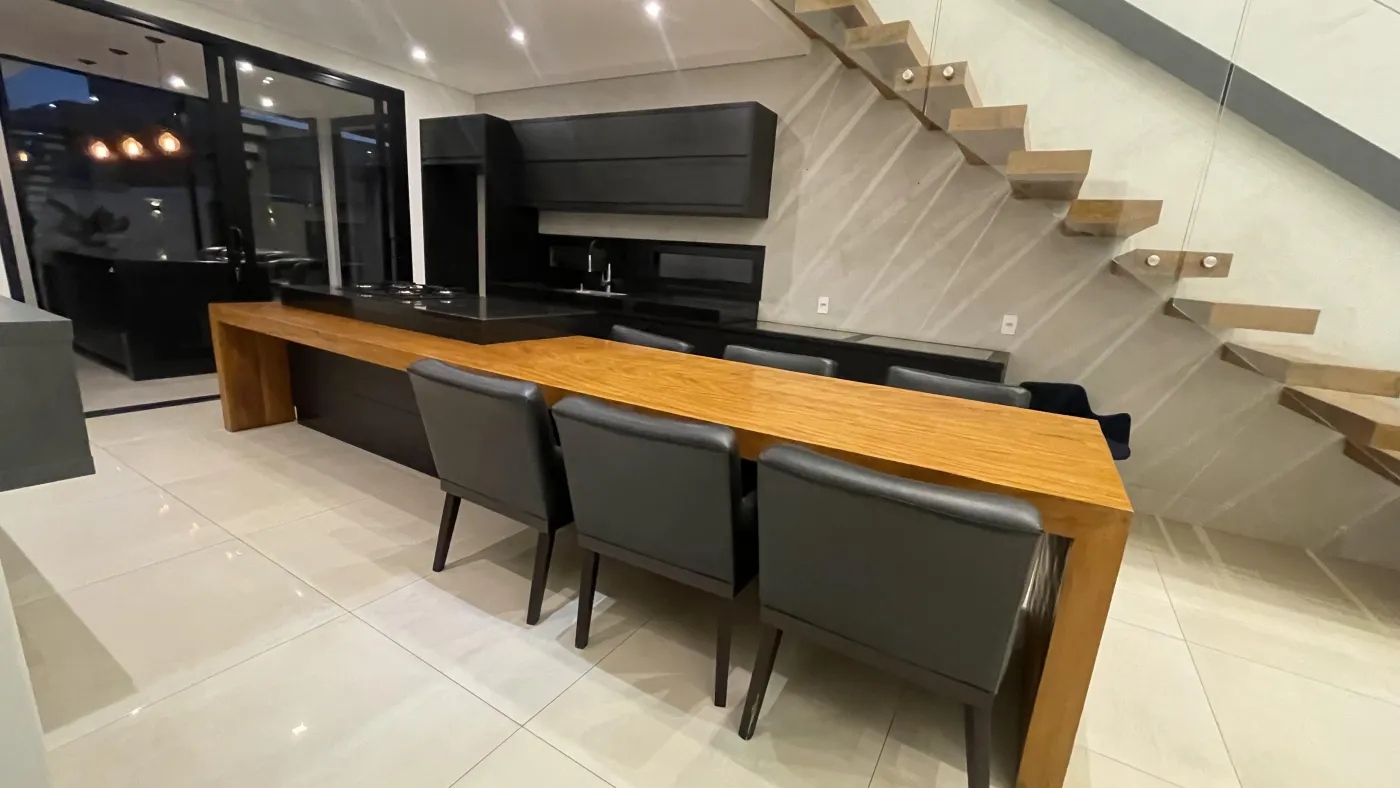 Imagem de CASA DE CONDOMÍNIO COM 3 SUÍTES, SENDO UMA MASTER COM BANHEIRA, ÁREA GOURMET COM PISCINA