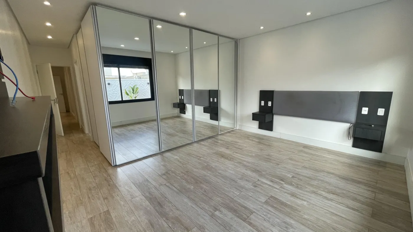 Imagem de CASA DE CONDOMÍNIO COM 3 SUÍTES, SENDO UMA MASTER COM BANHEIRA, ÁREA GOURMET COM PISCINA