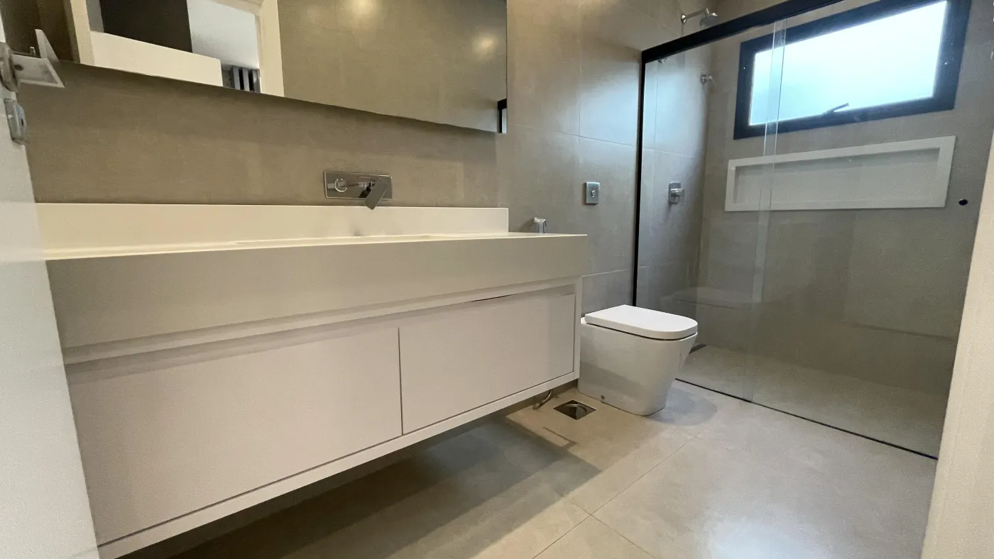 Imagem de CASA DE CONDOMÍNIO COM 3 SUÍTES, SENDO UMA MASTER COM BANHEIRA, ÁREA GOURMET COM PISCINA