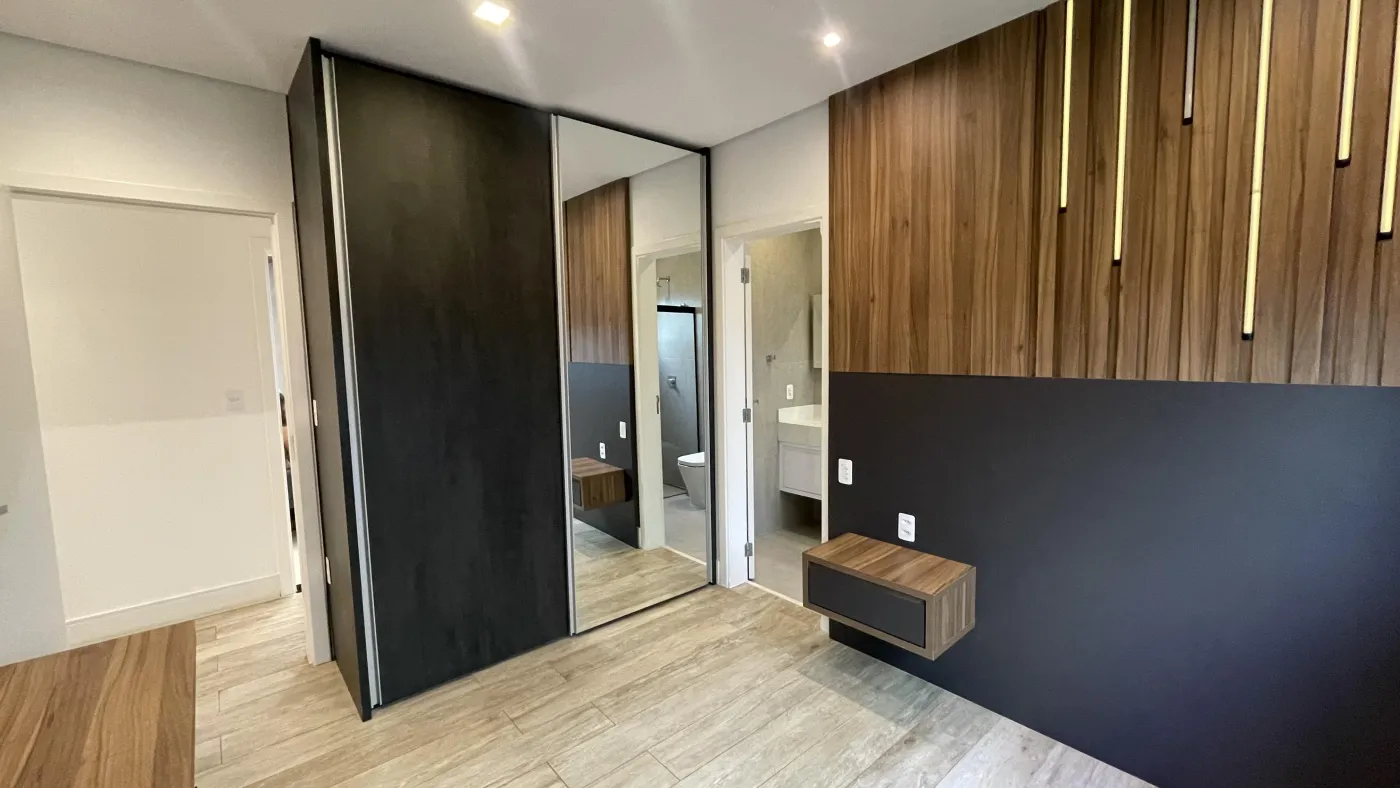 Imagem de CASA DE CONDOMÍNIO COM 3 SUÍTES, SENDO UMA MASTER COM BANHEIRA, ÁREA GOURMET COM PISCINA