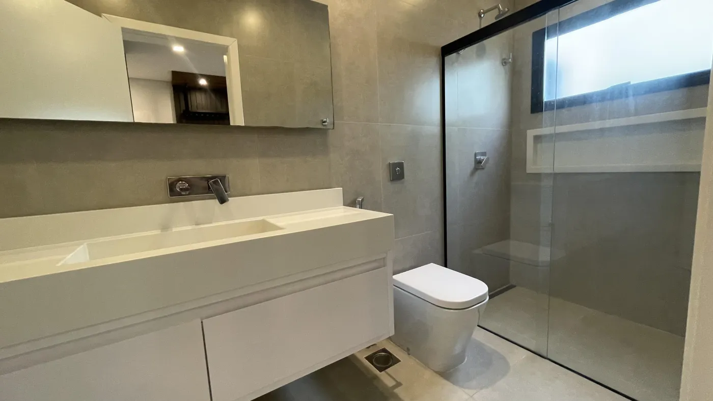 Imagem de CASA DE CONDOMÍNIO COM 3 SUÍTES, SENDO UMA MASTER COM BANHEIRA, ÁREA GOURMET COM PISCINA