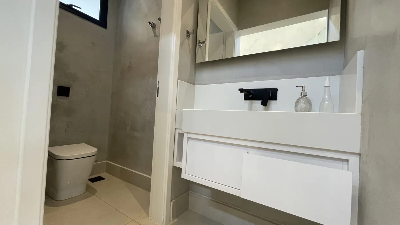 Imagem de CASA DE CONDOMÍNIO COM 3 SUÍTES, SENDO UMA MASTER COM BANHEIRA, ÁREA GOURMET COM PISCINA