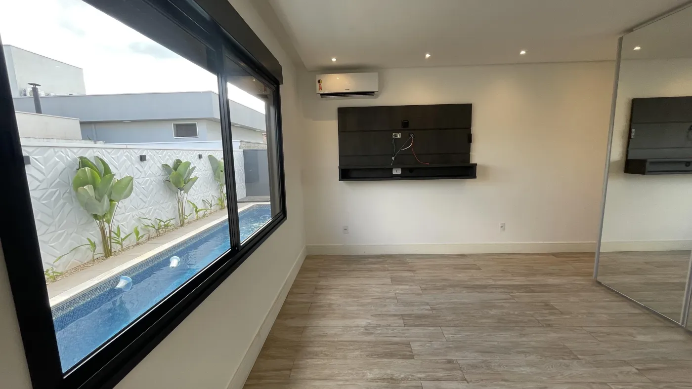 Imagem de CASA DE CONDOMÍNIO COM 3 SUÍTES, SENDO UMA MASTER COM BANHEIRA, ÁREA GOURMET COM PISCINA