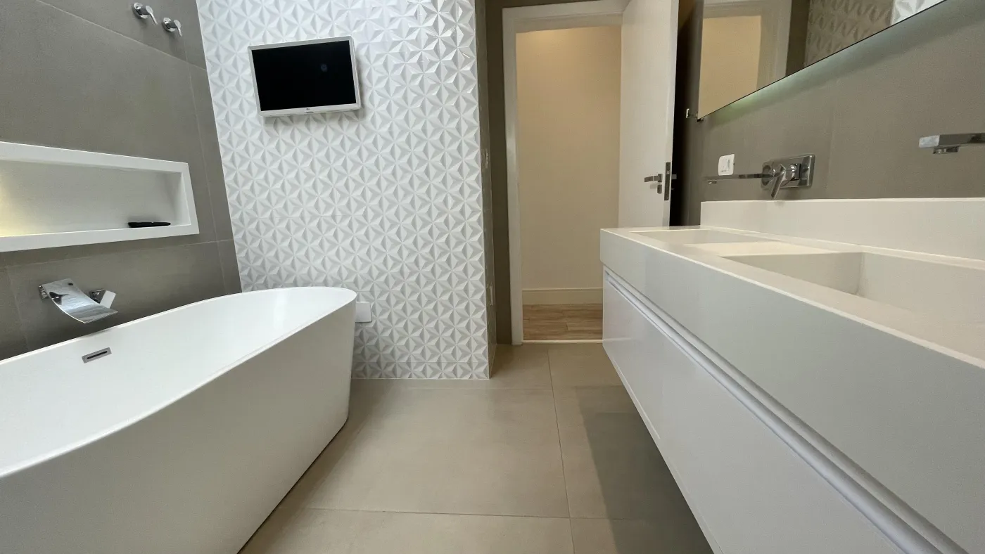 Imagem de CASA DE CONDOMÍNIO COM 3 SUÍTES, SENDO UMA MASTER COM BANHEIRA, ÁREA GOURMET COM PISCINA