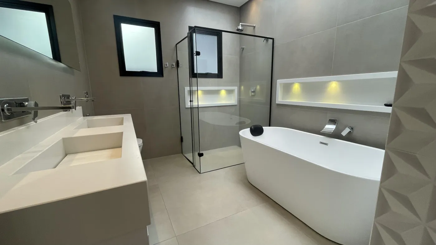 Imagem de CASA DE CONDOMÍNIO COM 3 SUÍTES, SENDO UMA MASTER COM BANHEIRA, ÁREA GOURMET COM PISCINA