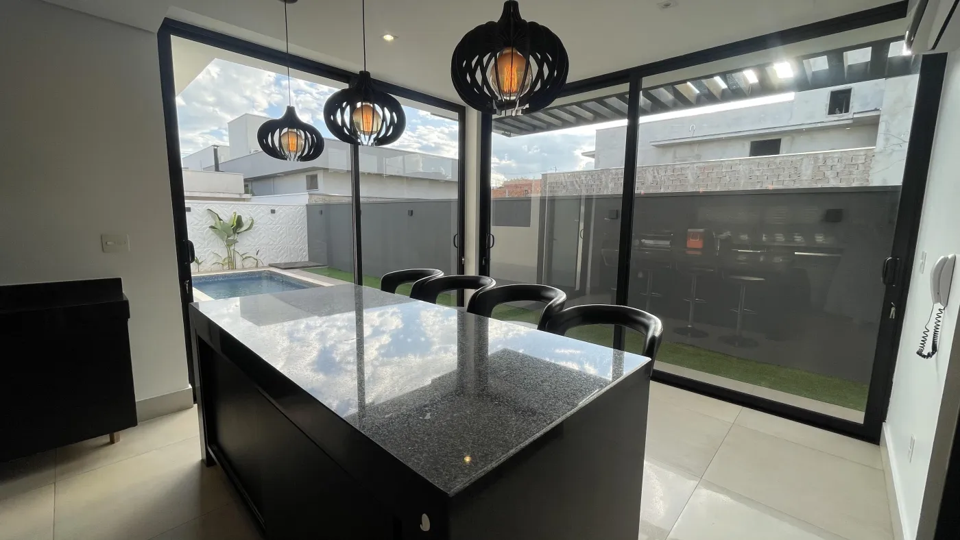 Imagem de CASA DE CONDOMÍNIO COM 3 SUÍTES, SENDO UMA MASTER COM BANHEIRA, ÁREA GOURMET COM PISCINA