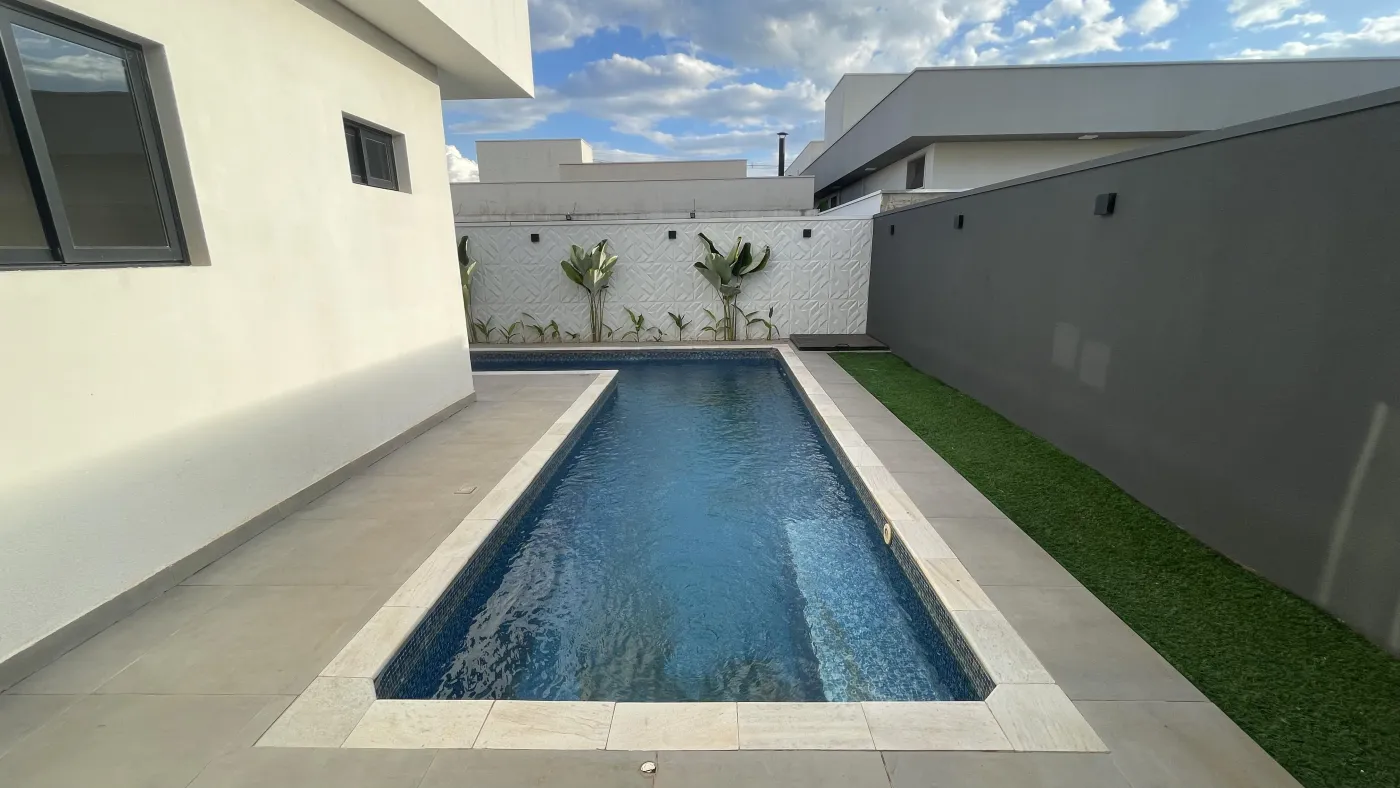 Imagem de CASA DE CONDOMÍNIO COM 3 SUÍTES, SENDO UMA MASTER COM BANHEIRA, ÁREA GOURMET COM PISCINA