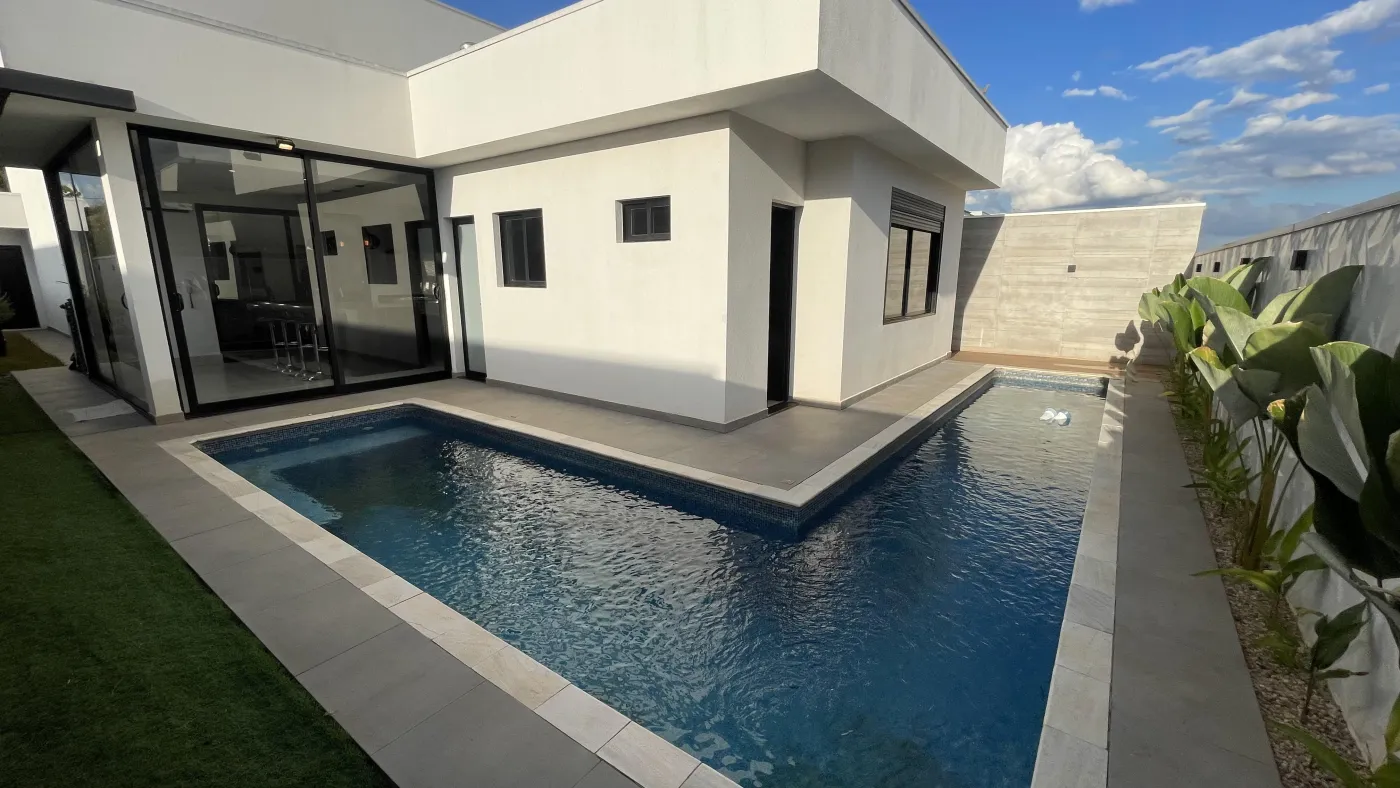 Imagem de CASA DE CONDOMÍNIO COM 3 SUÍTES, SENDO UMA MASTER COM BANHEIRA, ÁREA GOURMET COM PISCINA