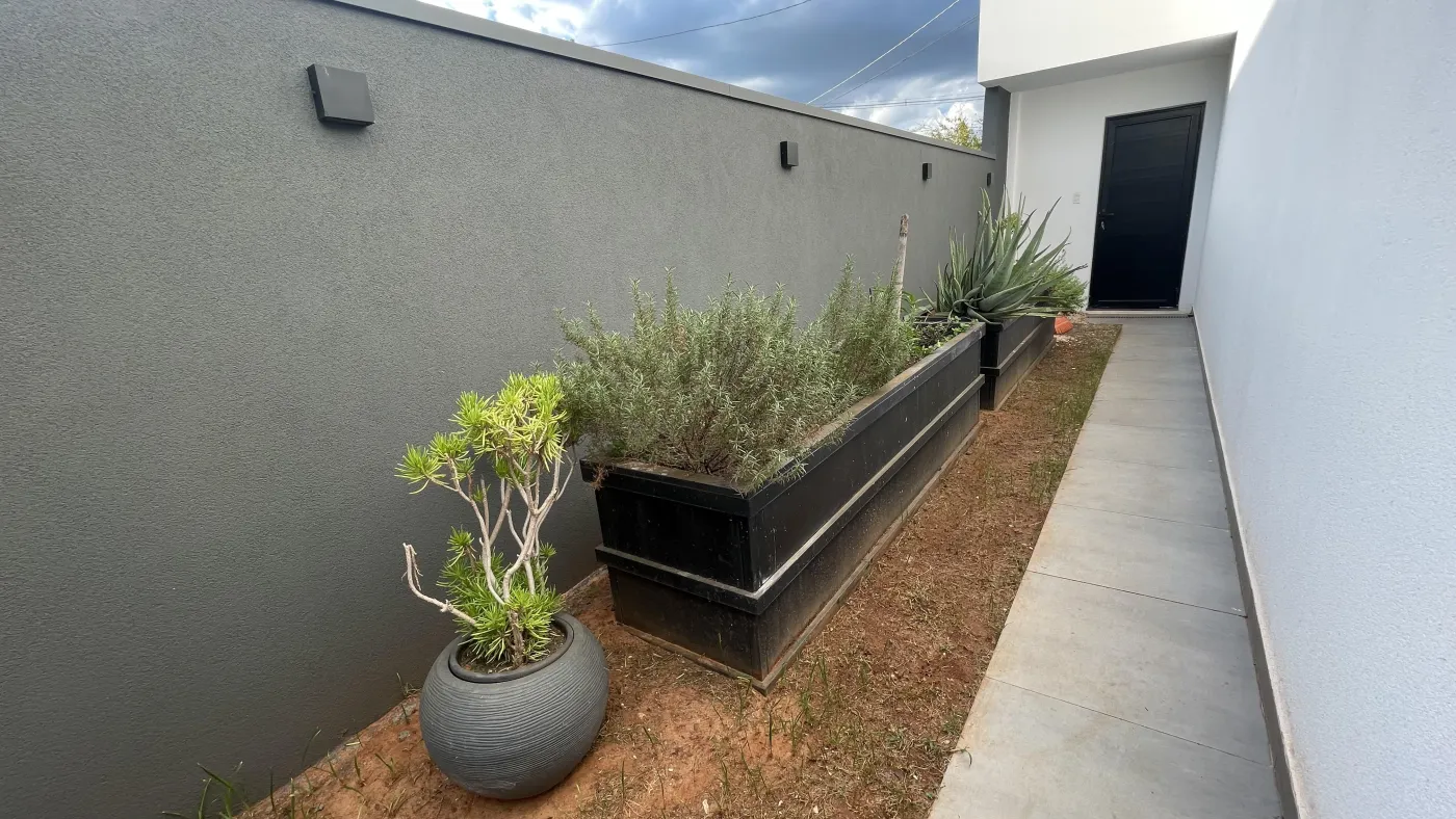 Imagem de CASA DE CONDOMÍNIO COM 3 SUÍTES, SENDO UMA MASTER COM BANHEIRA, ÁREA GOURMET COM PISCINA