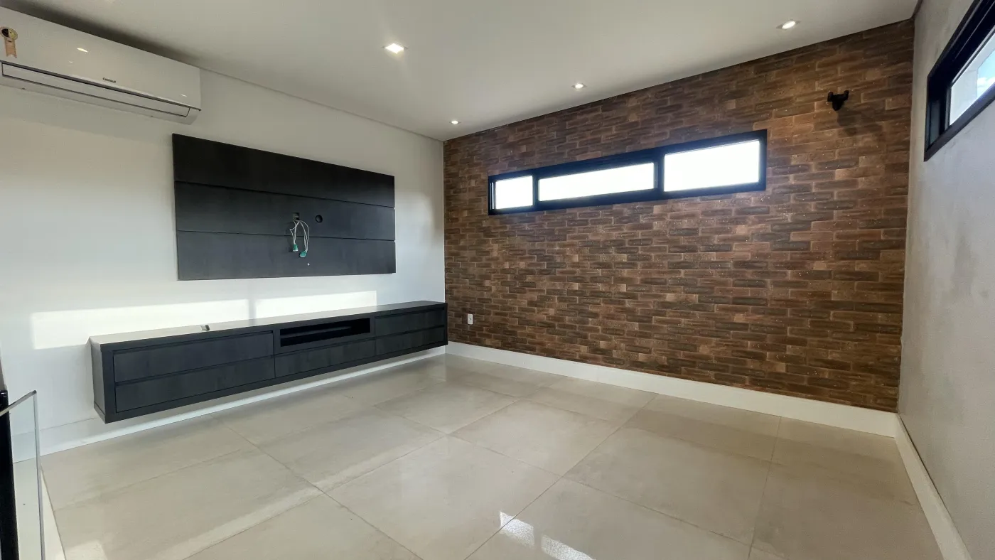 Imagem de CASA DE CONDOMÍNIO COM 3 SUÍTES, SENDO UMA MASTER COM BANHEIRA, ÁREA GOURMET COM PISCINA