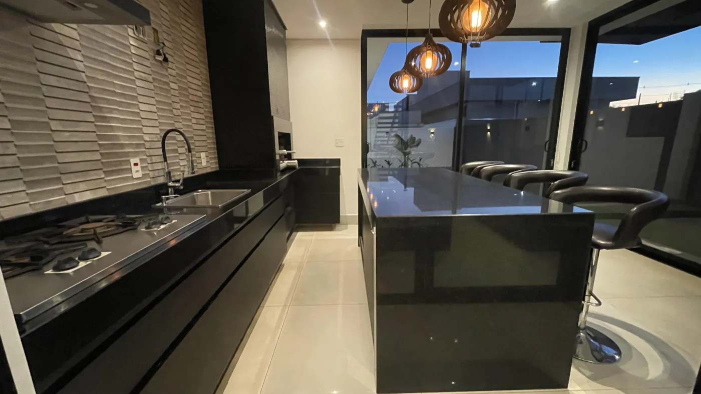 Imagem de CASA DE CONDOMÍNIO COM 3 SUÍTES, SENDO UMA MASTER COM BANHEIRA, ÁREA GOURMET COM PISCINA