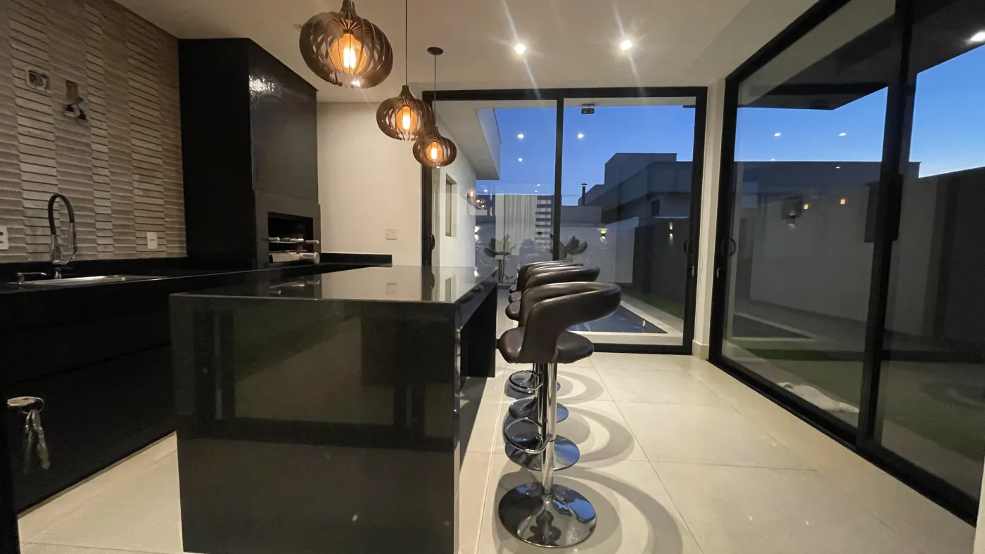 Imagem de CASA DE CONDOMÍNIO COM 3 SUÍTES, SENDO UMA MASTER COM BANHEIRA, ÁREA GOURMET COM PISCINA