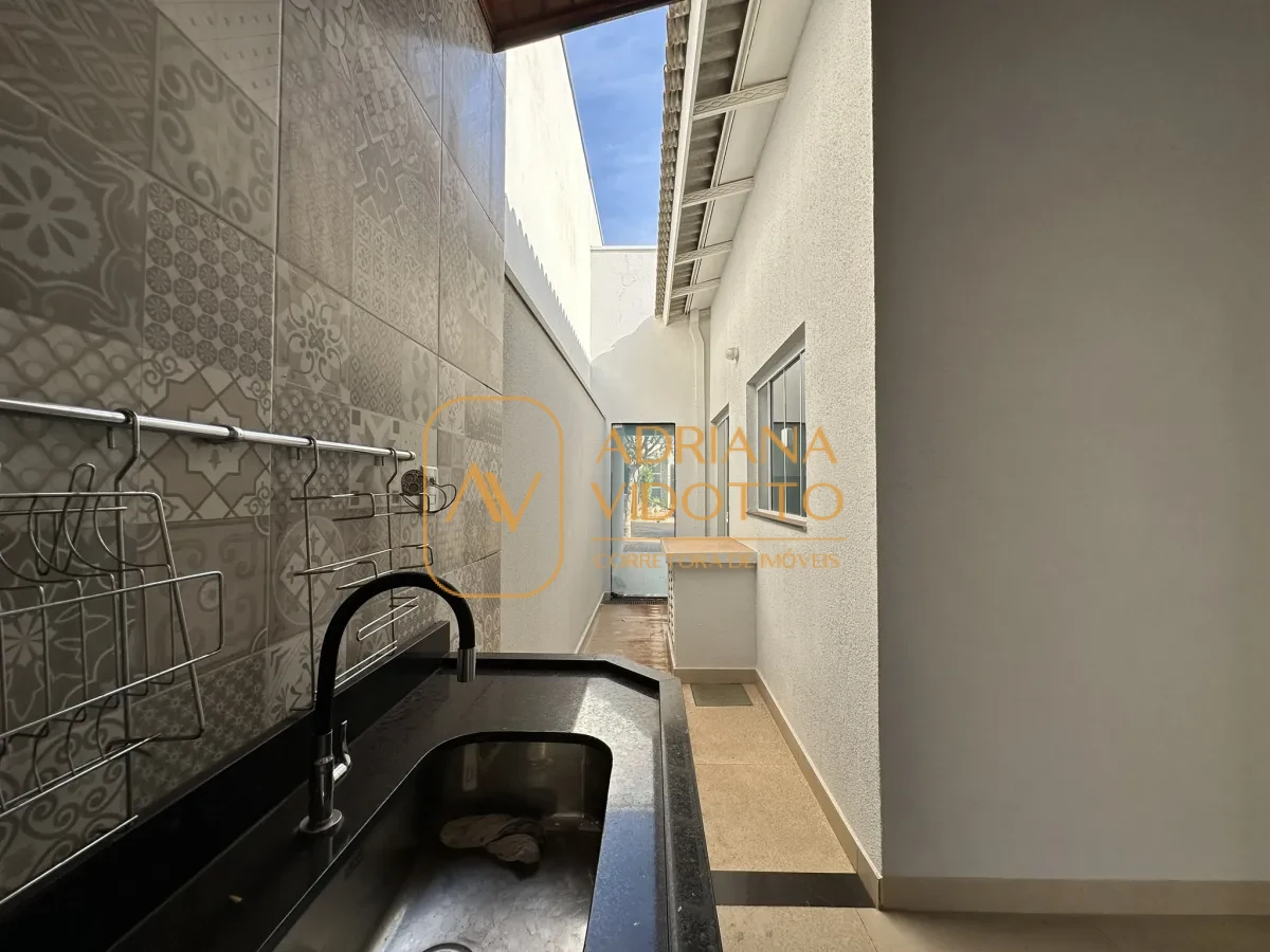 Imagem de CASA A VENDA  EM CONDOMÍNIO PARQUE ATLANTA COM 3 QUARTOS SENDO 1 SUÍTE E ESCRITÓRIO