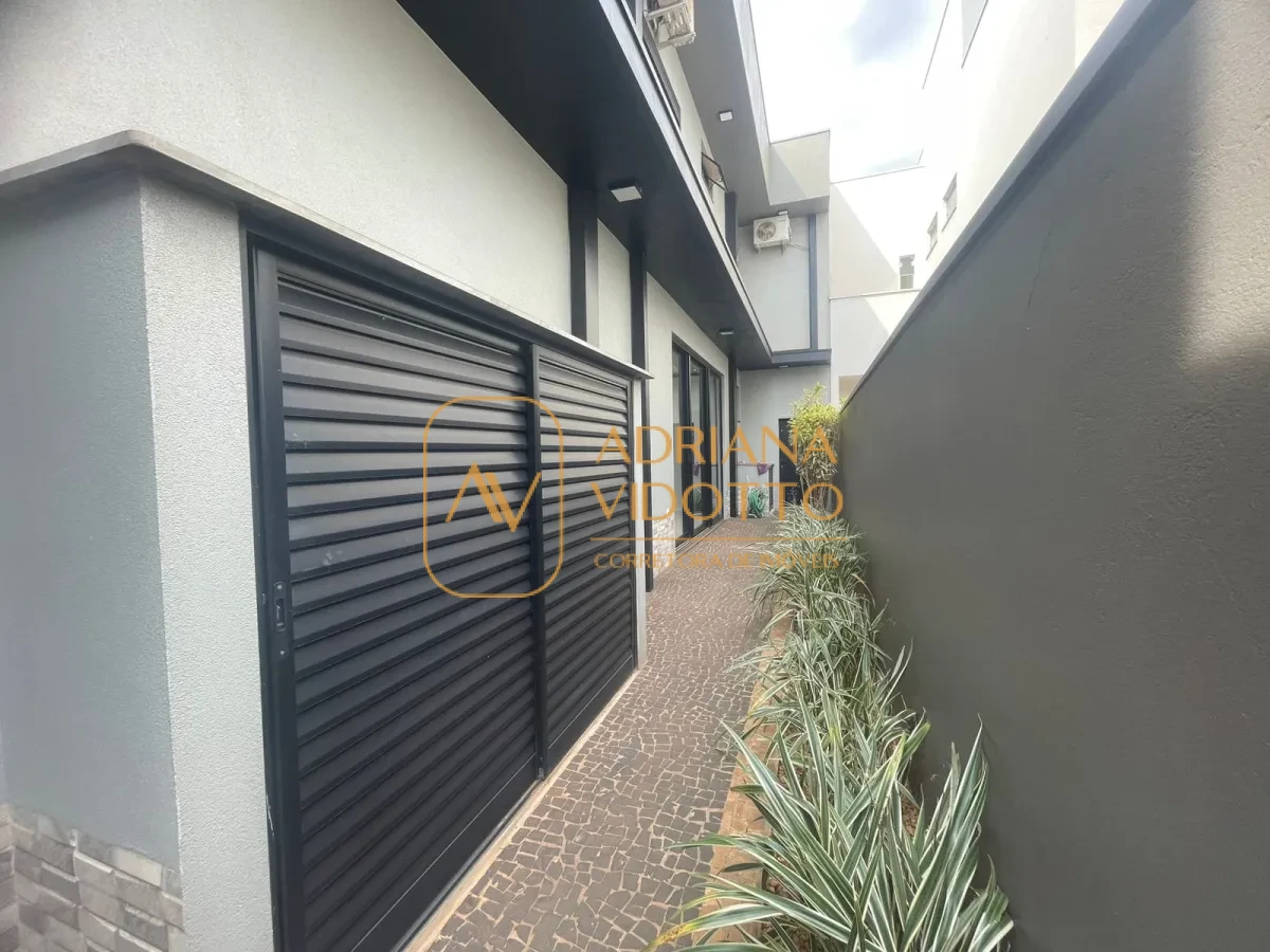 Imagem de SOBRADO ALTO PADRÃO - CONDOMÍNIO VILLAGE DAMHA I, COM 3 SUÍTES E PISCINA